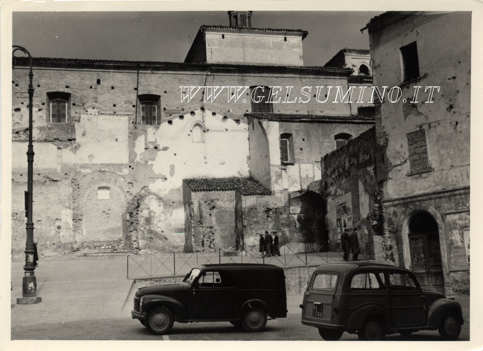Piazza Luca da Penne dopo la rimozione delle macerie del Teatro bombardato ~ L'auto in primo piano risulta immatricolata nell'autunno del 1953